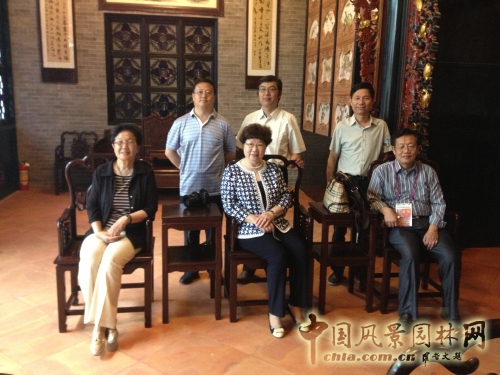 吳桂昌董事長(zhǎng)與專家合影于園博館余蔭山房