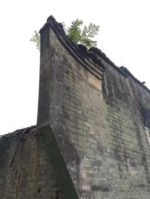 湖南鄉(xiāng)村古建筑遭受風雨侵襲