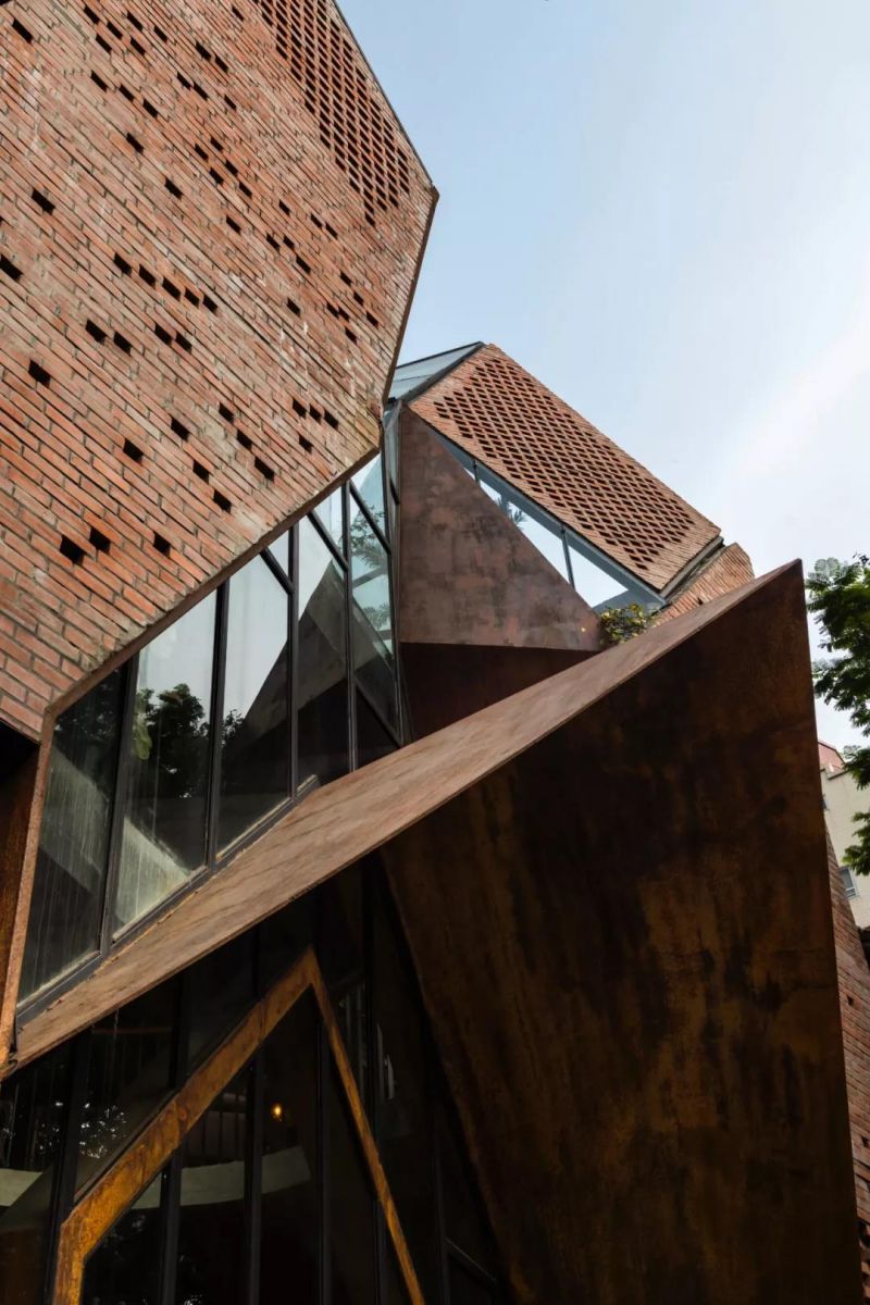 No.1986 咖啡餐廳，奇奇怪怪的‘烏鴉嘴’空間 / Le House