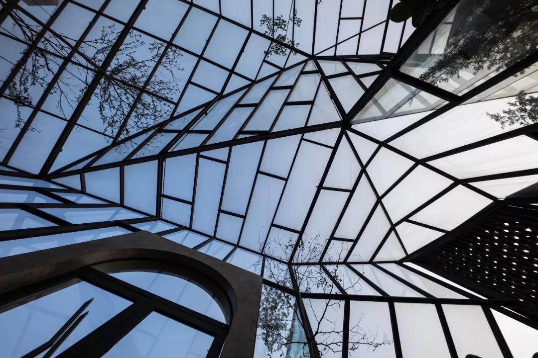 No.1986 咖啡餐廳，奇奇怪怪的‘烏鴉嘴’空間 / Le House